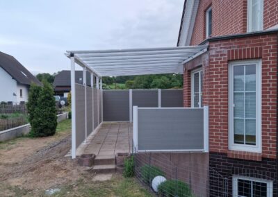 Terrasse aus zelligem Polycarbonat und Zaun aus WPC